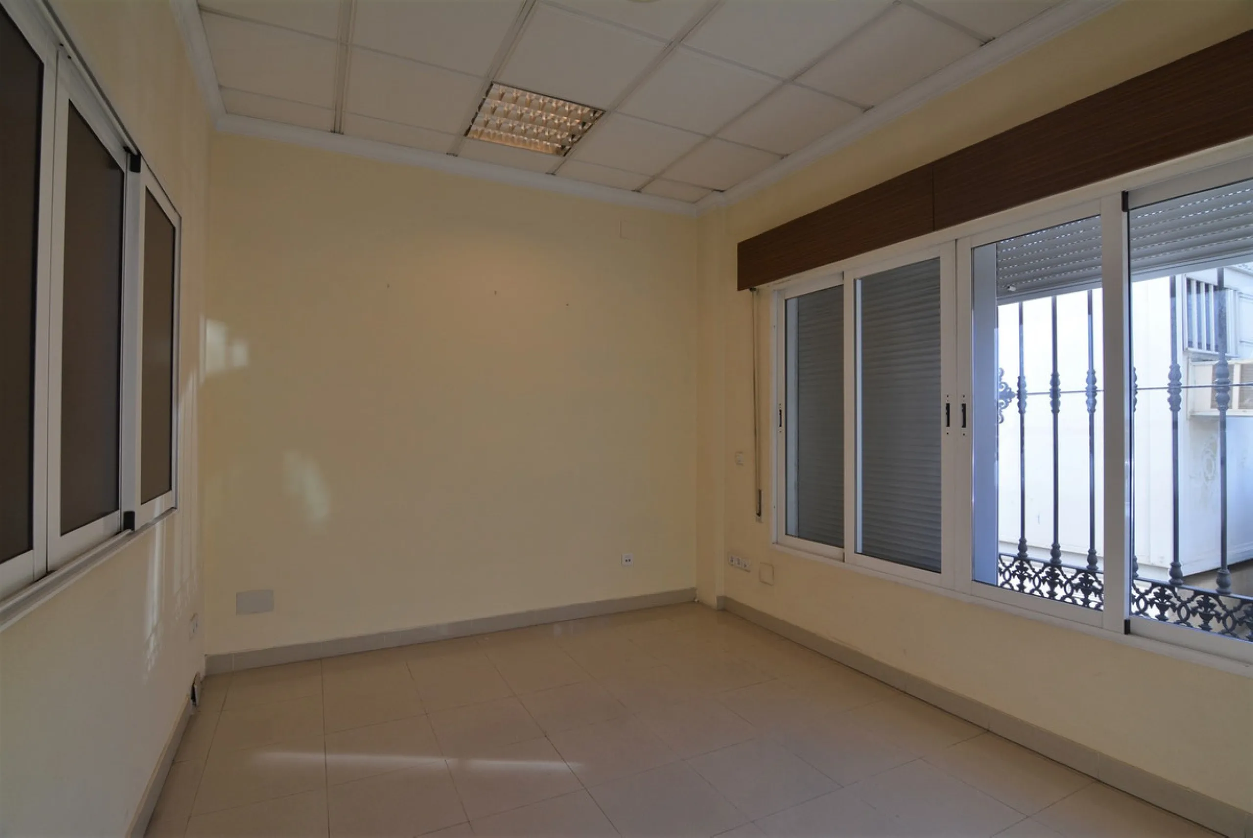 Rent or sell large local distributed in 328 meters all on one floor.