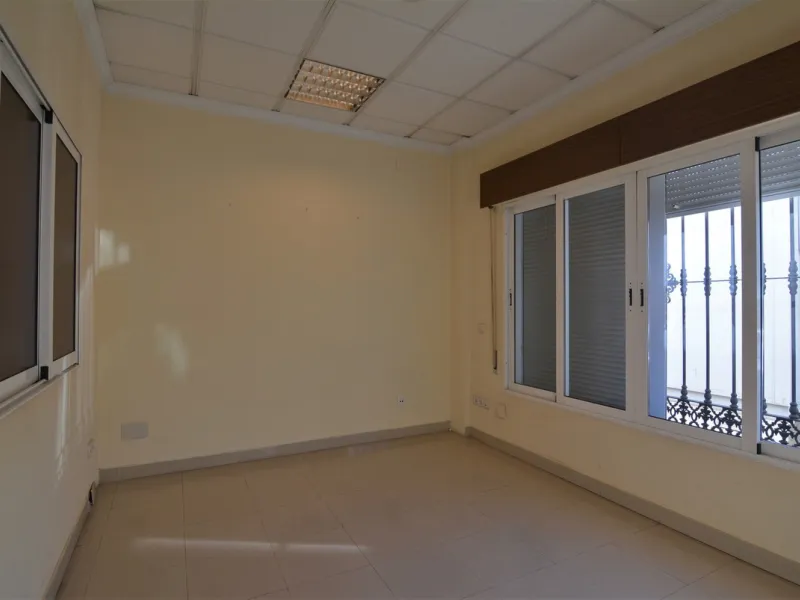 Rent or sell large local distributed in 328 meters all on one floor.