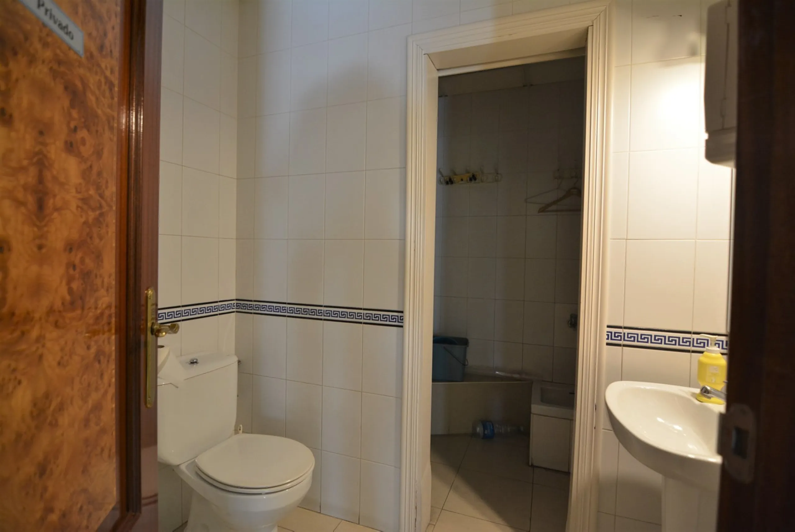 Rent or sell large local distributed in 328 meters all on one floor.