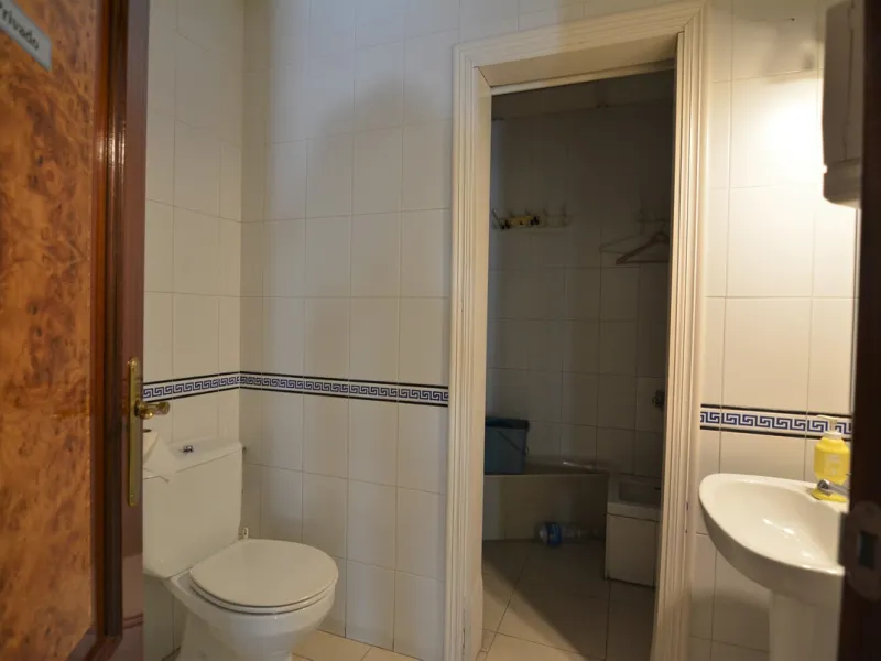 Rent or sell large local distributed in 328 meters all on one floor.