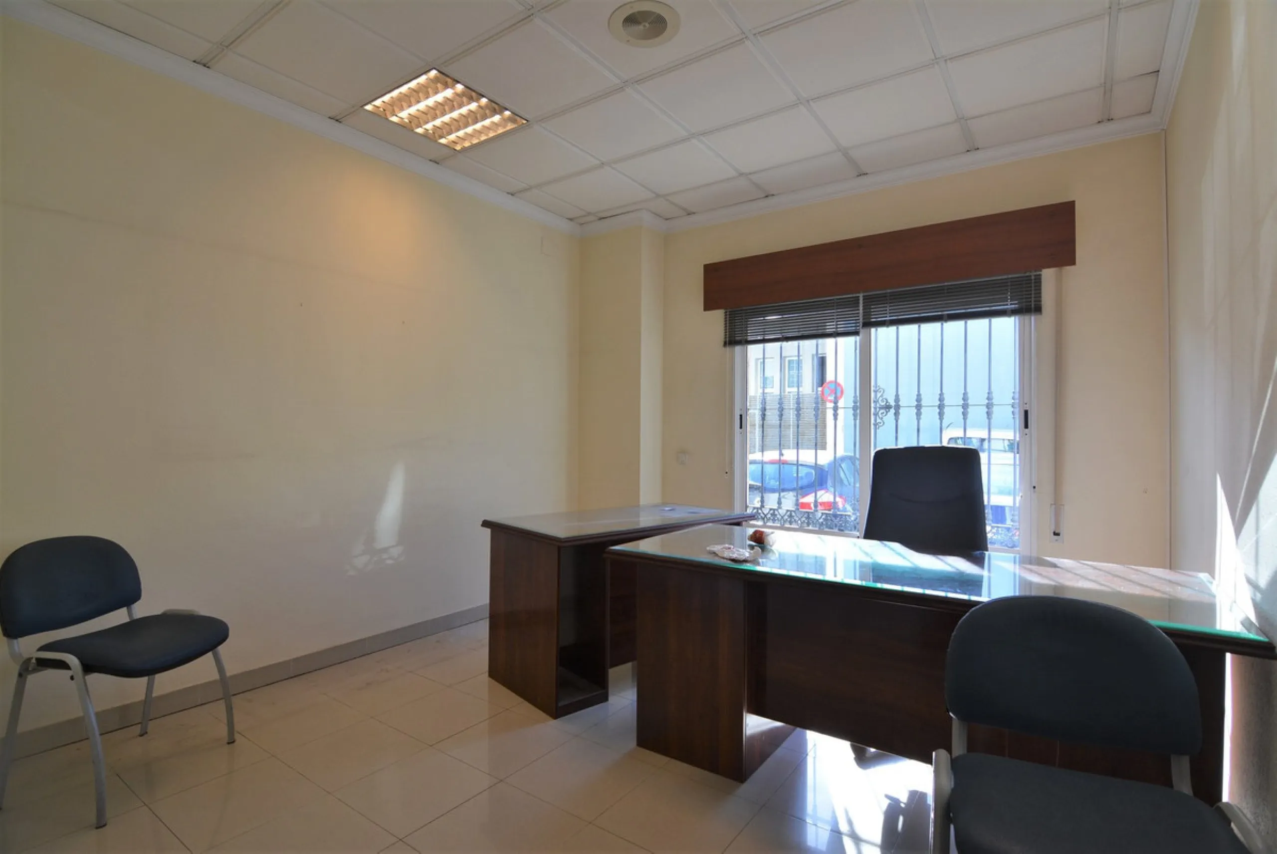 Rent or sell large local distributed in 328 meters all on one floor.