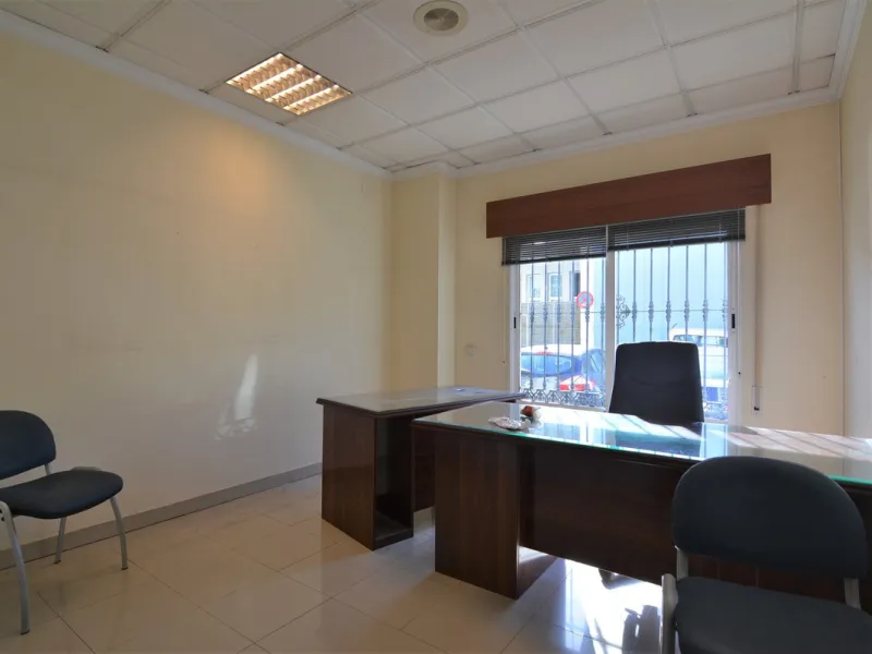 Rent or sell large local distributed in 328 meters all on one floor.
