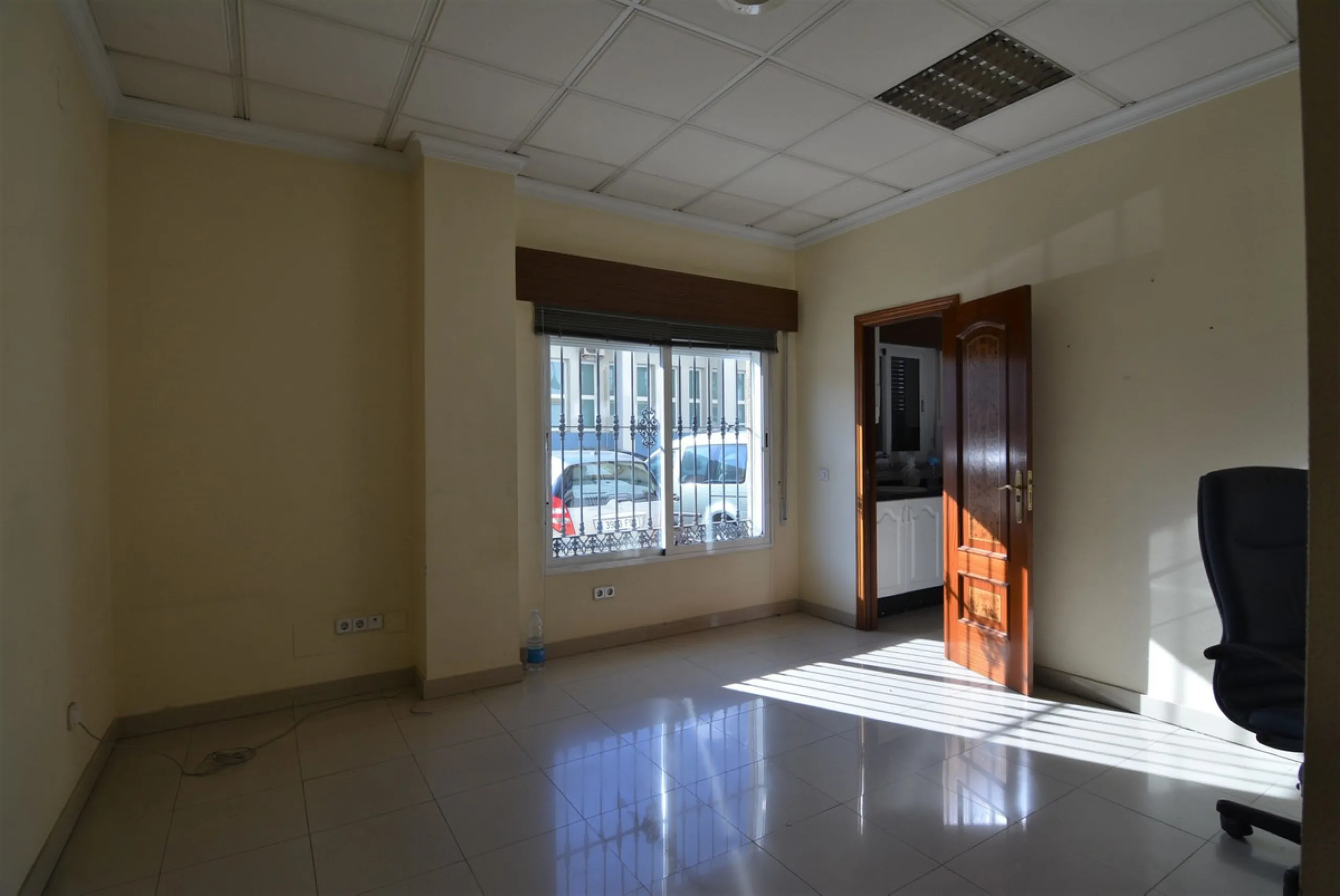 Rent or sell large local distributed in 328 meters all on one floor.