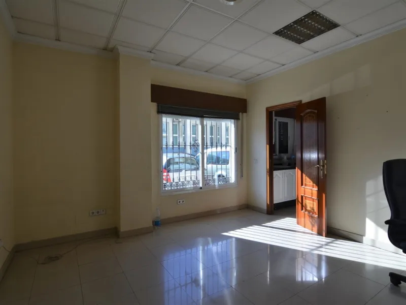 Rent or sell large local distributed in 328 meters all on one floor.