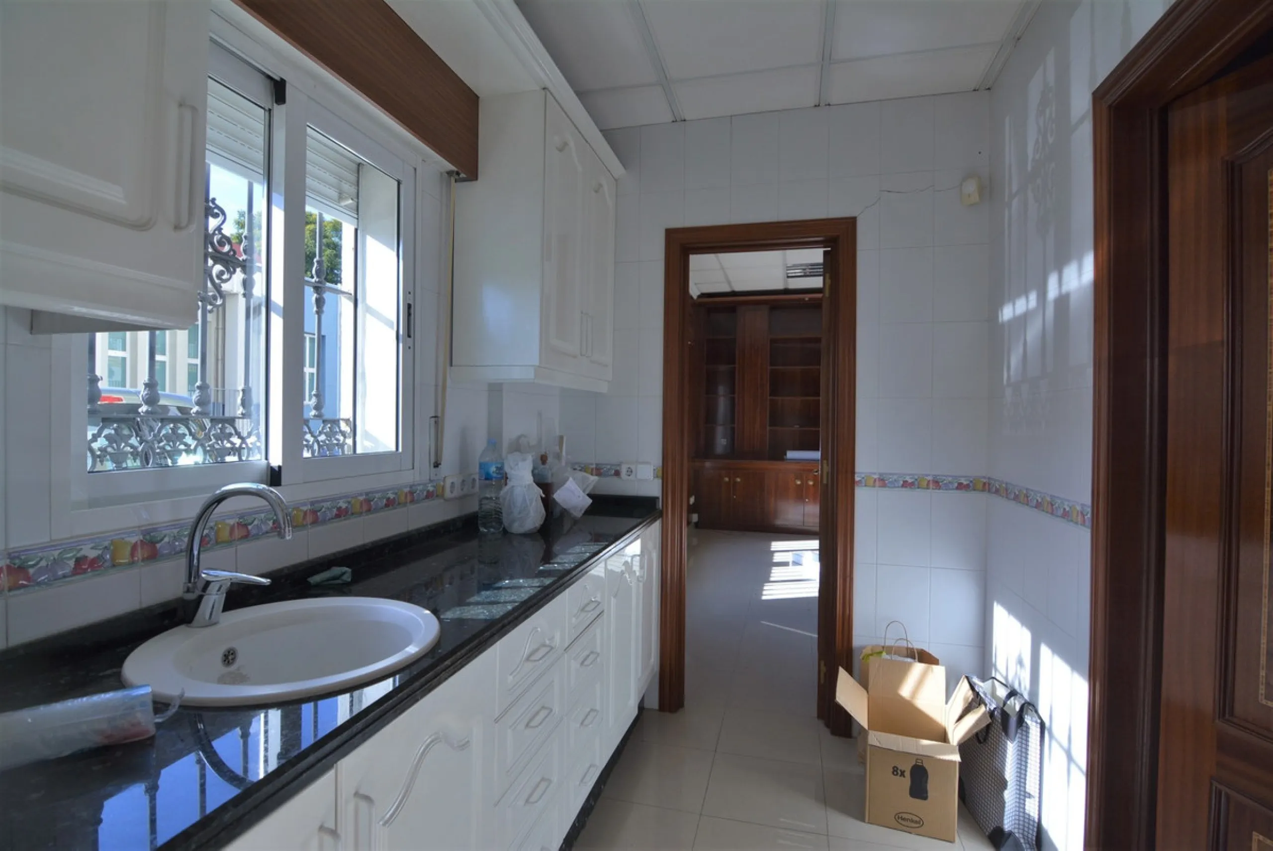 Rent or sell large local distributed in 328 meters all on one floor.