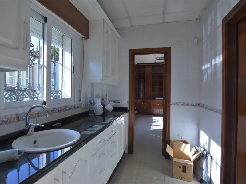 Rent or sell large local distributed in 328 meters all on one floor.