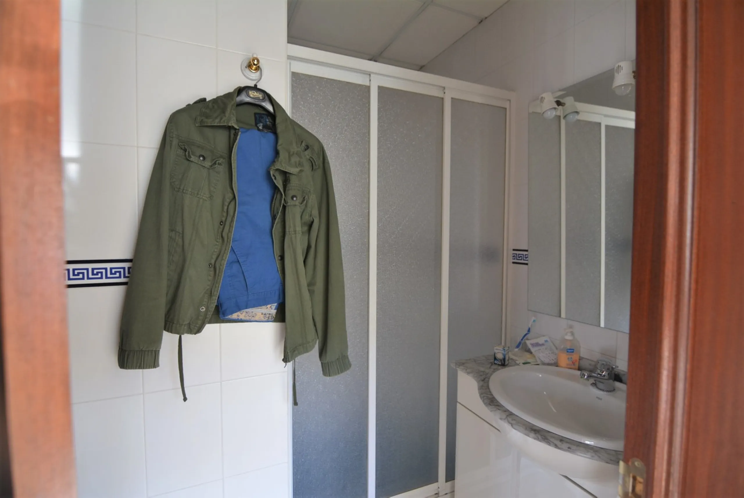 Rent or sell large local distributed in 328 meters all on one floor.