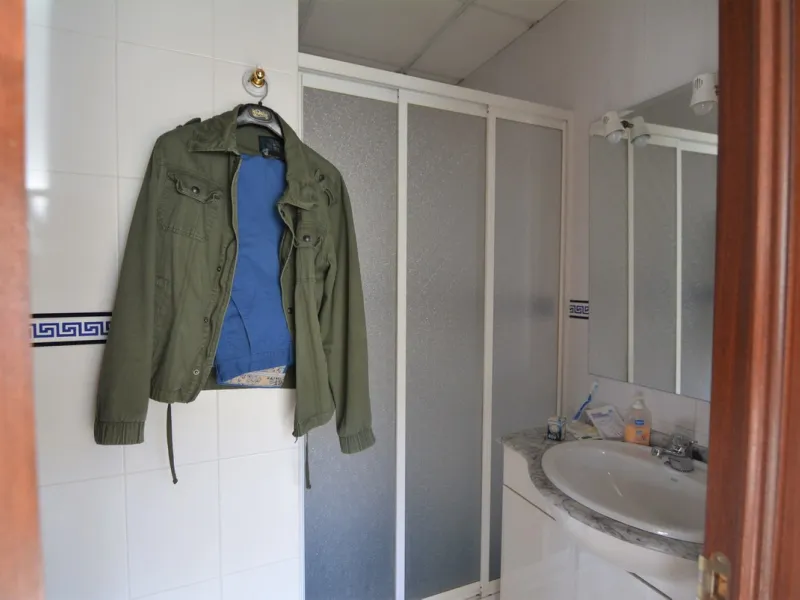 Rent or sell large local distributed in 328 meters all on one floor.