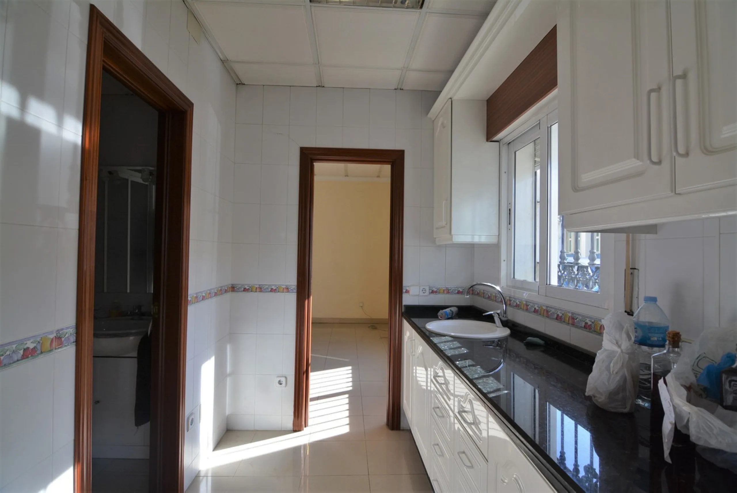 Rent or sell large local distributed in 328 meters all on one floor.