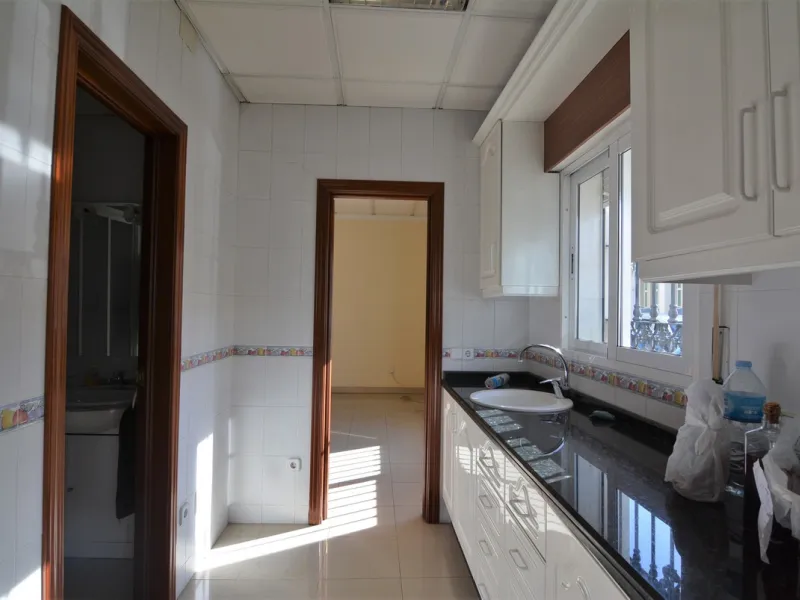 Rent or sell large local distributed in 328 meters all on one floor.