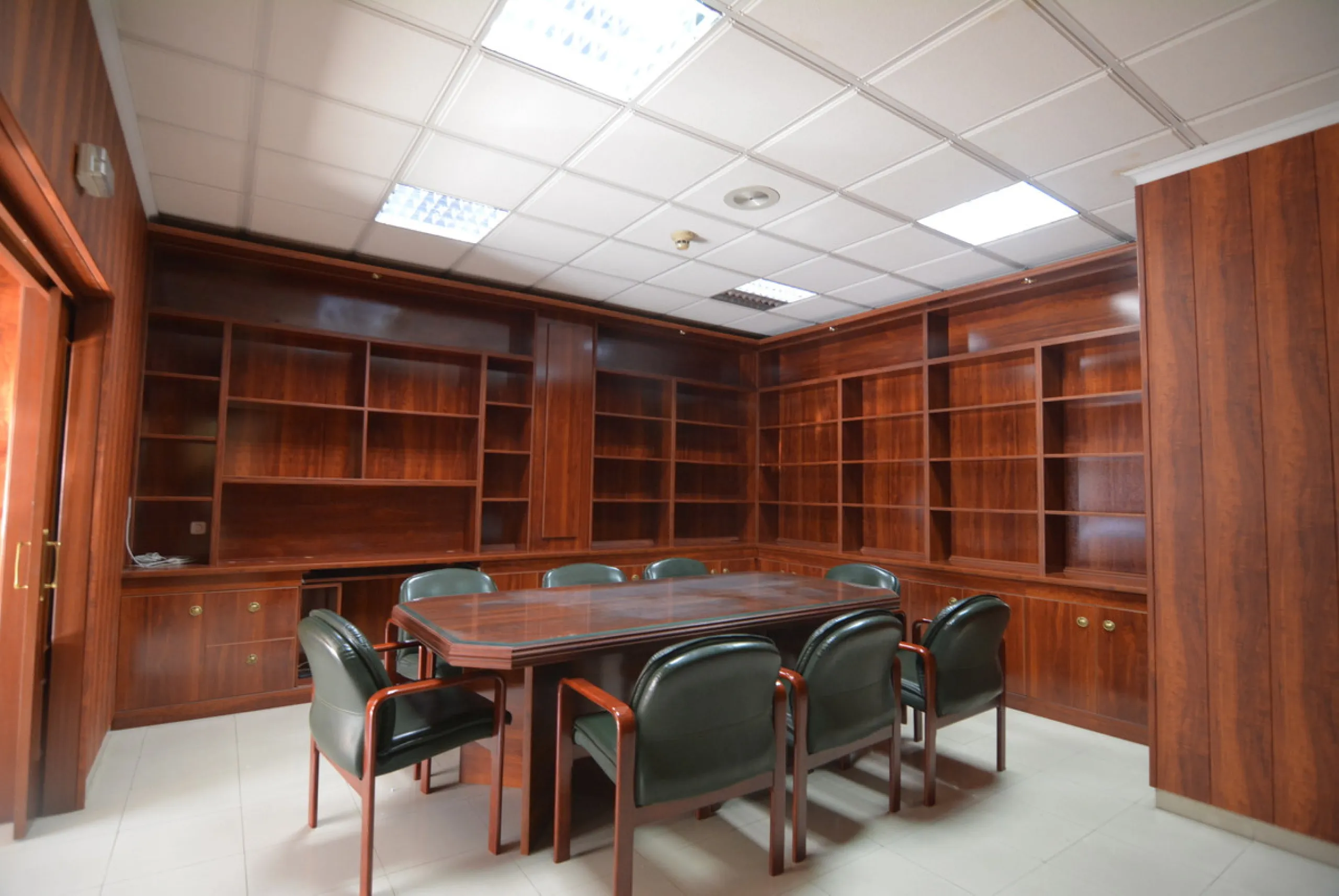 Rent or sell large local distributed in 328 meters all on one floor.