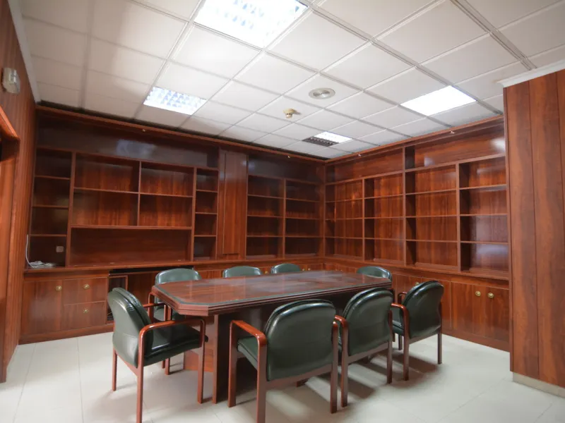 Rent or sell large local distributed in 328 meters all on one floor.