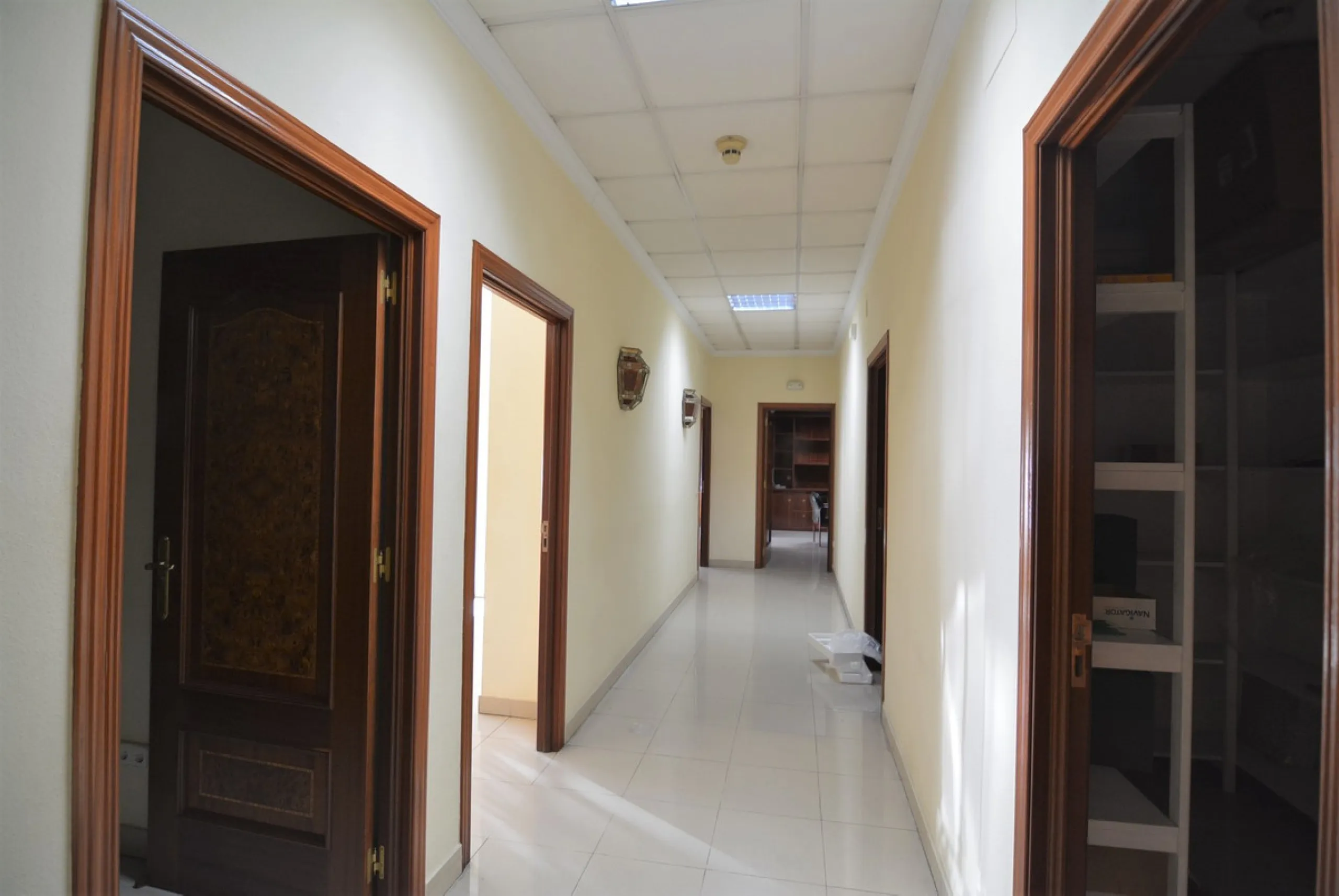 Rent or sell large local distributed in 328 meters all on one floor.