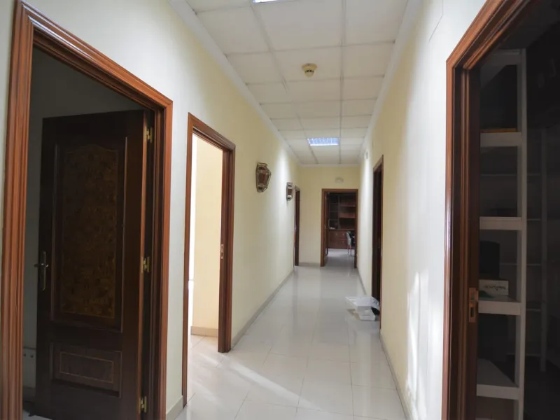 Rent or sell large local distributed in 328 meters all on one floor.