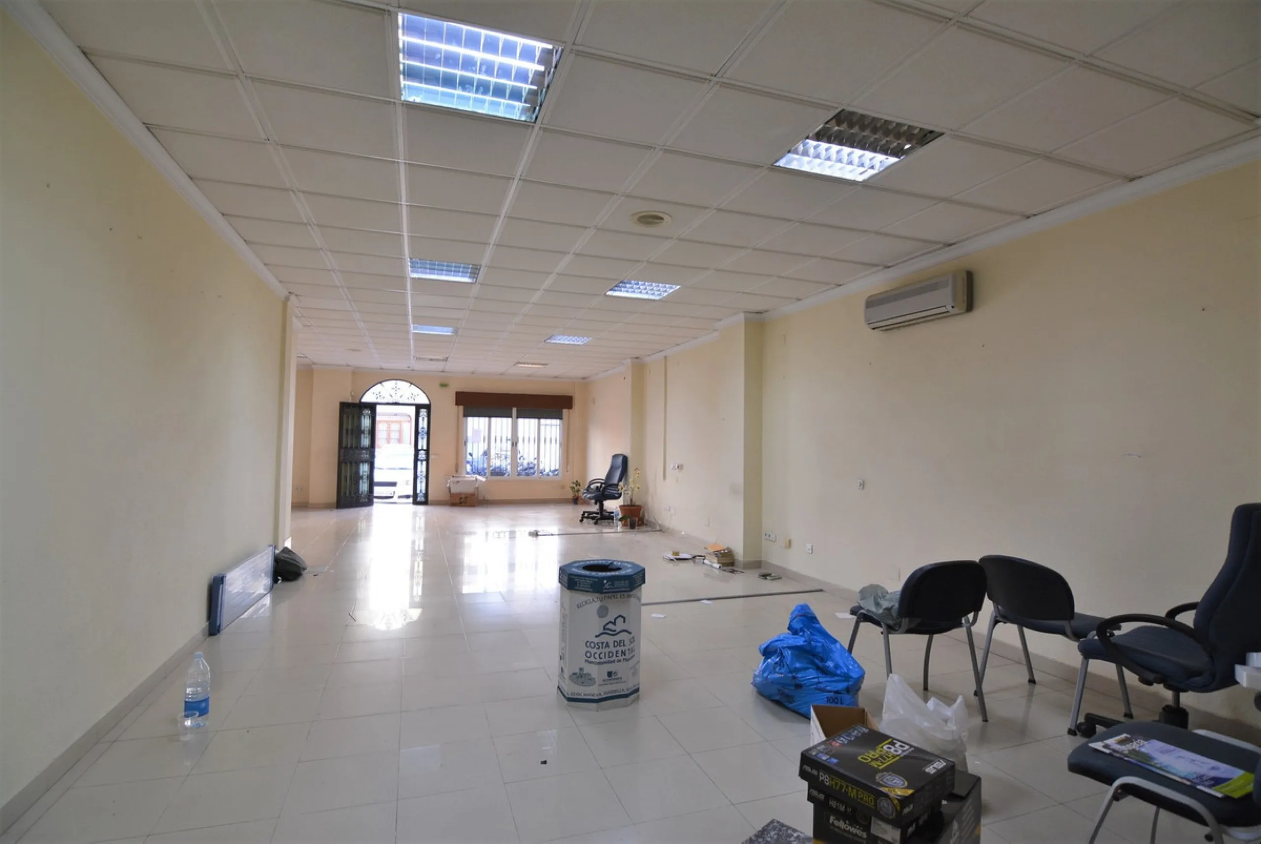 Rent or sell large local distributed in 328 meters all on one floor.