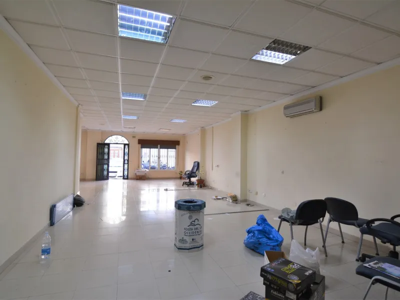 Rent or sell large local distributed in 328 meters all on one floor.