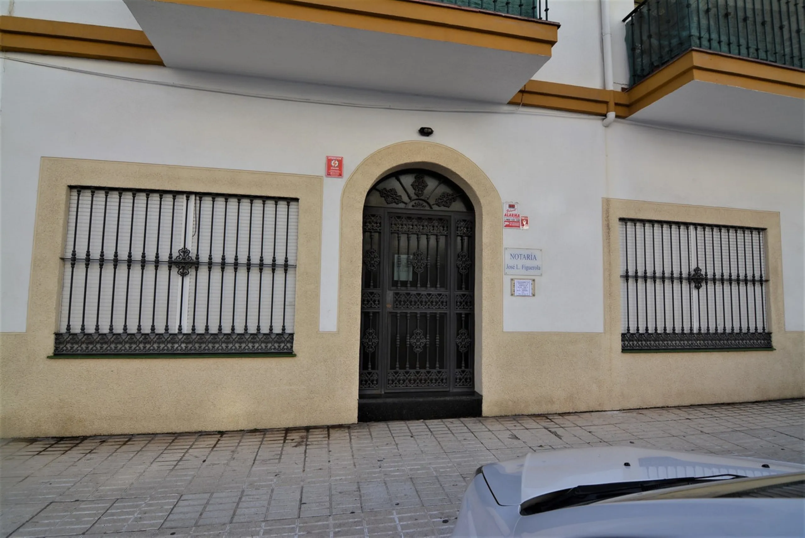 Rent or sell large local distributed in 328 meters all on one floor.