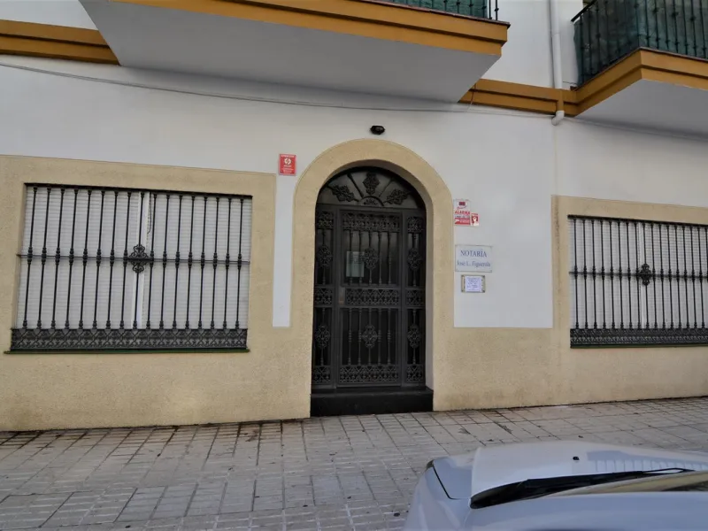 Rent or sell large local distributed in 328 meters all on one floor.
