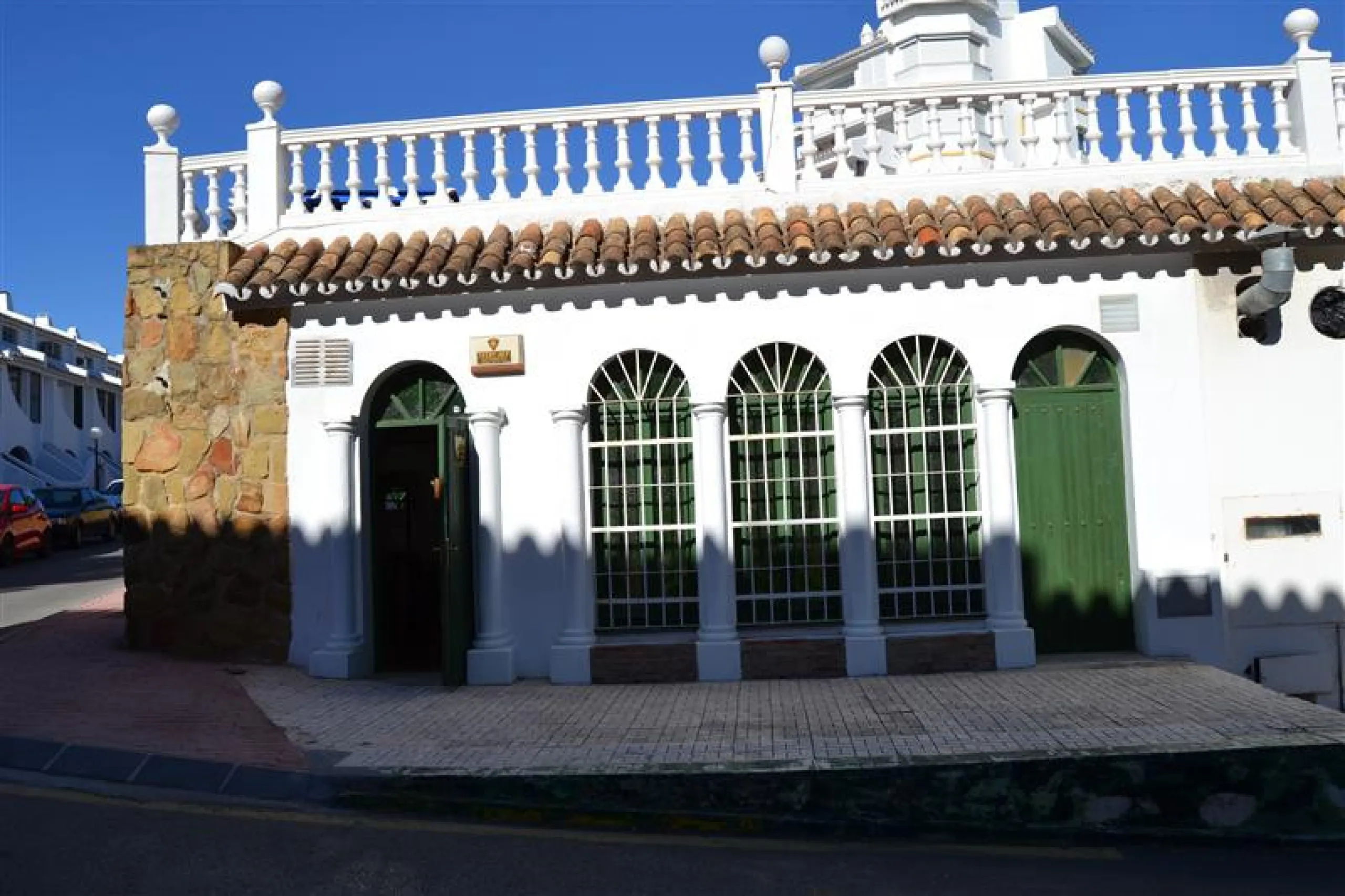 Nice bright Local in Calahonda, 2nd line beach only a few hundred meters from the access to the boardwalk.  This local could  be used as an office, store room,  snack bar, shop .  It was originally used as a bar but presently being rented as a store for W
