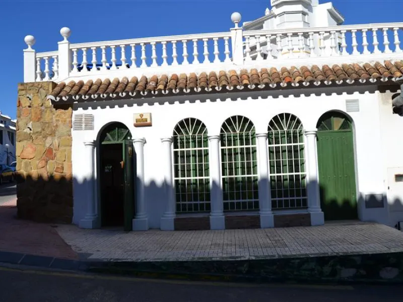 Nice bright Local in Calahonda, 2nd line beach only a few hundred meters from the access to the boardwalk.  This local could  be used as an office, store room,  snack bar, shop .  It was originally used as a bar but presently being rented as a store for W