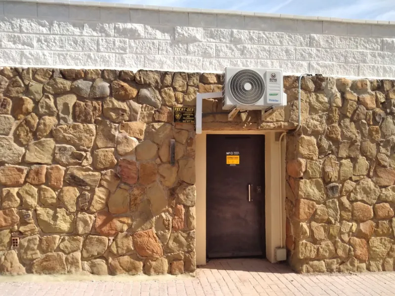 Nice bright Local in Calahonda, 2nd line beach only a few hundred meters from the access to the boardwalk.  This local could  be used as an office, store room,  snack bar, shop .  It was originally used as a bar but presently being rented as a store for W