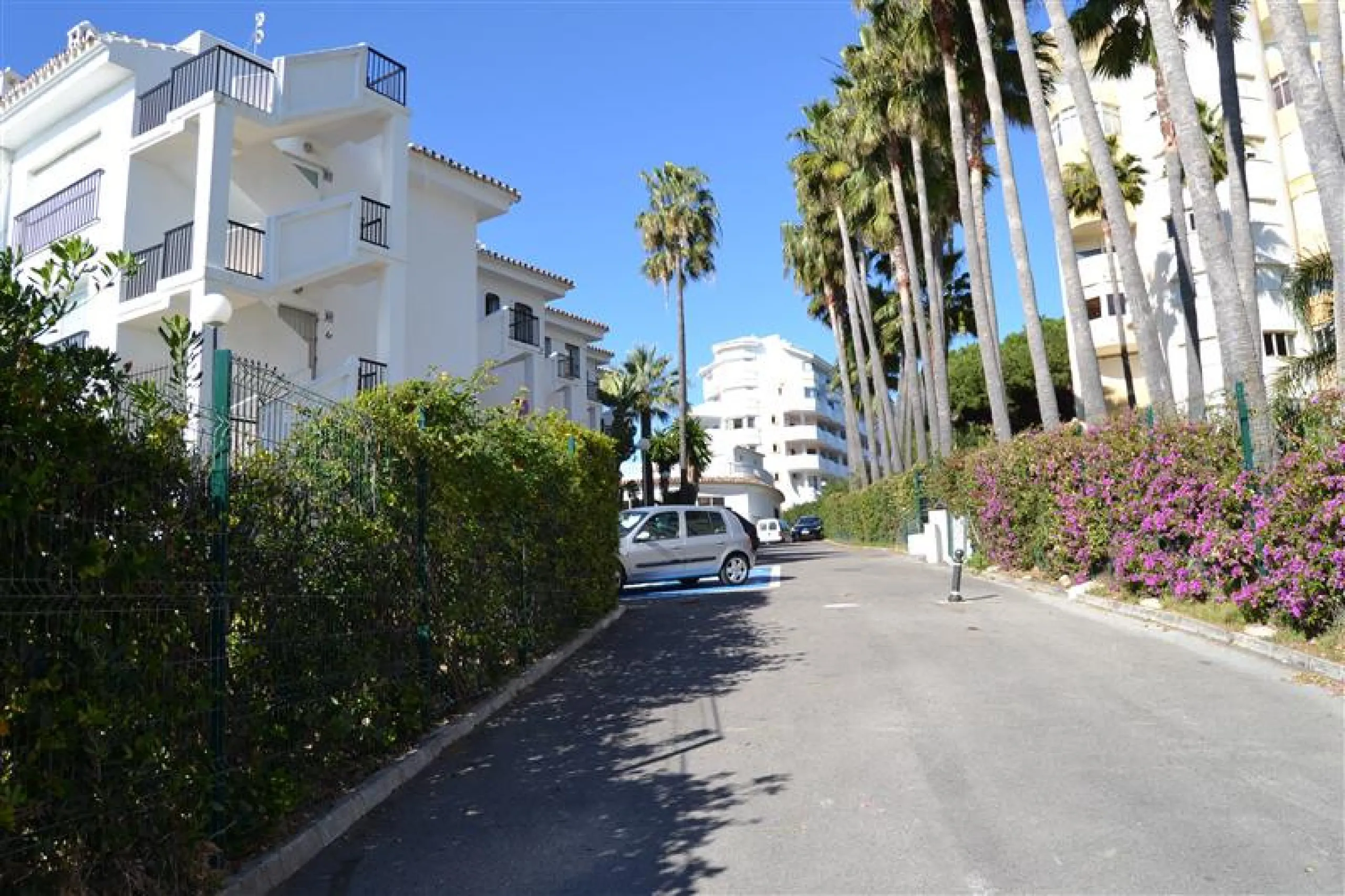 Nice bright Local in Calahonda, 2nd line beach only a few hundred meters from the access to the boardwalk.  This local could  be used as an office, store room,  snack bar, shop .  It was originally used as a bar but presently being rented as a store for W