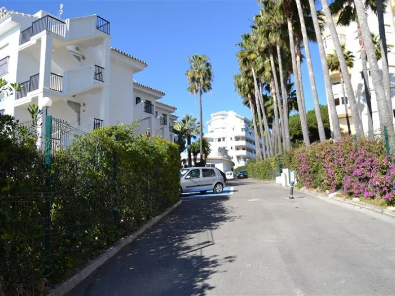 Nice bright Local in Calahonda, 2nd line beach only a few hundred meters from the access to the boardwalk.  This local could  be used as an office, store room,  snack bar, shop .  It was originally used as a bar but presently being rented as a store for W
