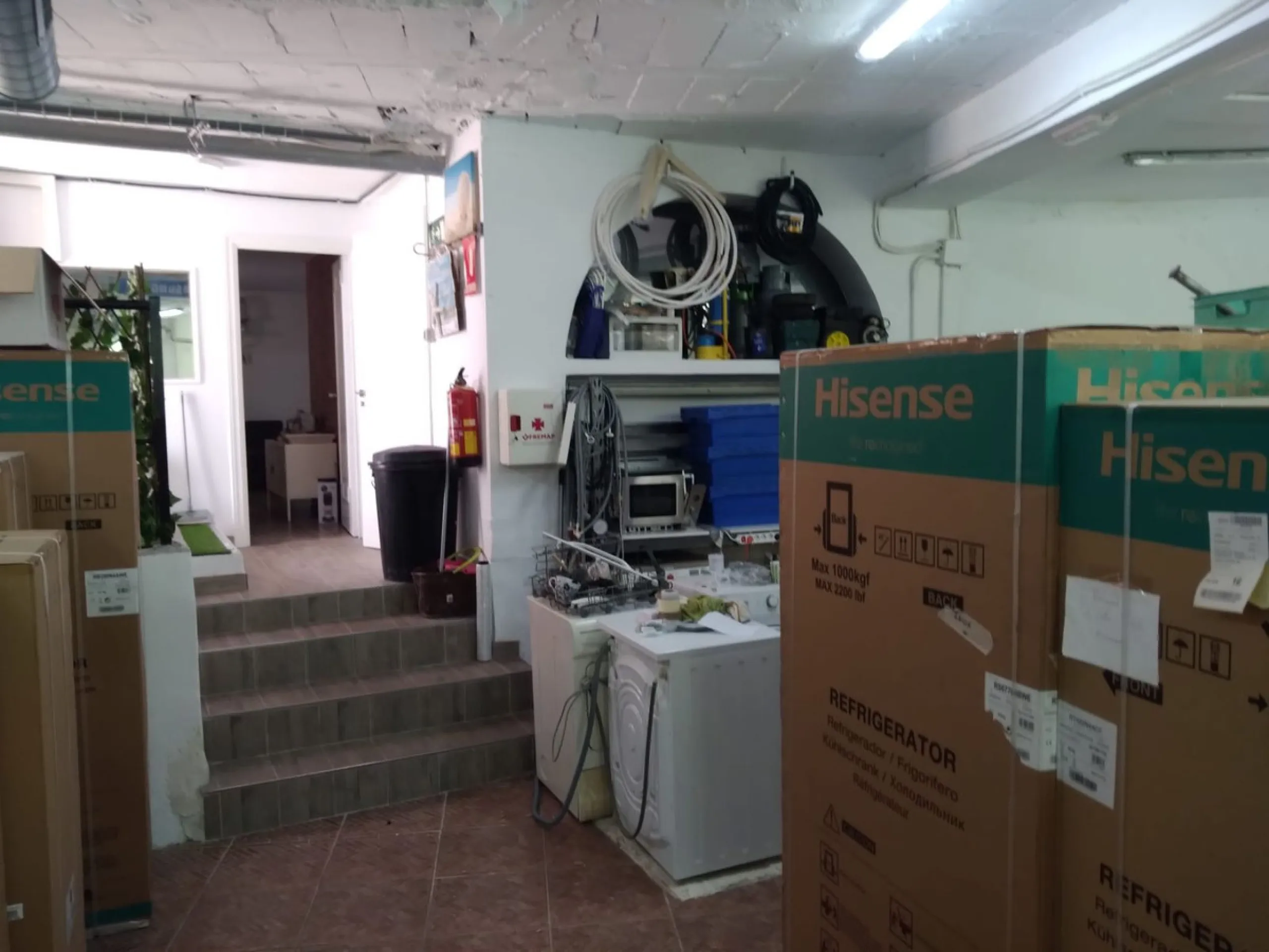Nice bright Local in Calahonda, 2nd line beach only a few hundred meters from the access to the boardwalk.  This local could  be used as an office, store room,  snack bar, shop .  It was originally used as a bar but presently being rented as a store for W