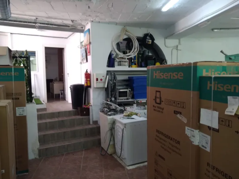 Nice bright Local in Calahonda, 2nd line beach only a few hundred meters from the access to the boardwalk.  This local could  be used as an office, store room,  snack bar, shop .  It was originally used as a bar but presently being rented as a store for W
