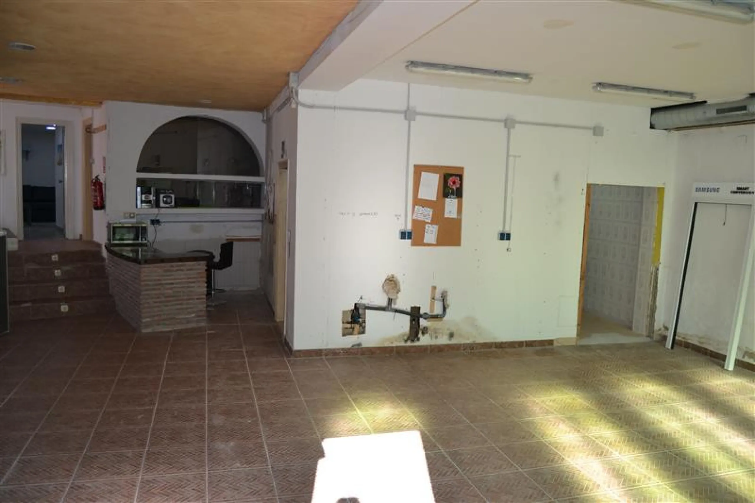 Nice bright Local in Calahonda, 2nd line beach only a few hundred meters from the access to the boardwalk.  This local could  be used as an office, store room,  snack bar, shop .  It was originally used as a bar but presently being rented as a store for W