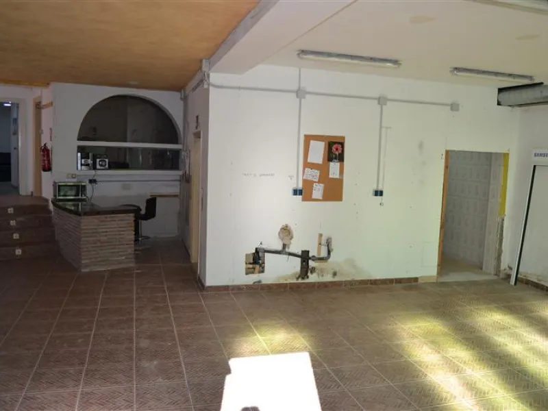 Nice bright Local in Calahonda, 2nd line beach only a few hundred meters from the access to the boardwalk.  This local could  be used as an office, store room,  snack bar, shop .  It was originally used as a bar but presently being rented as a store for W