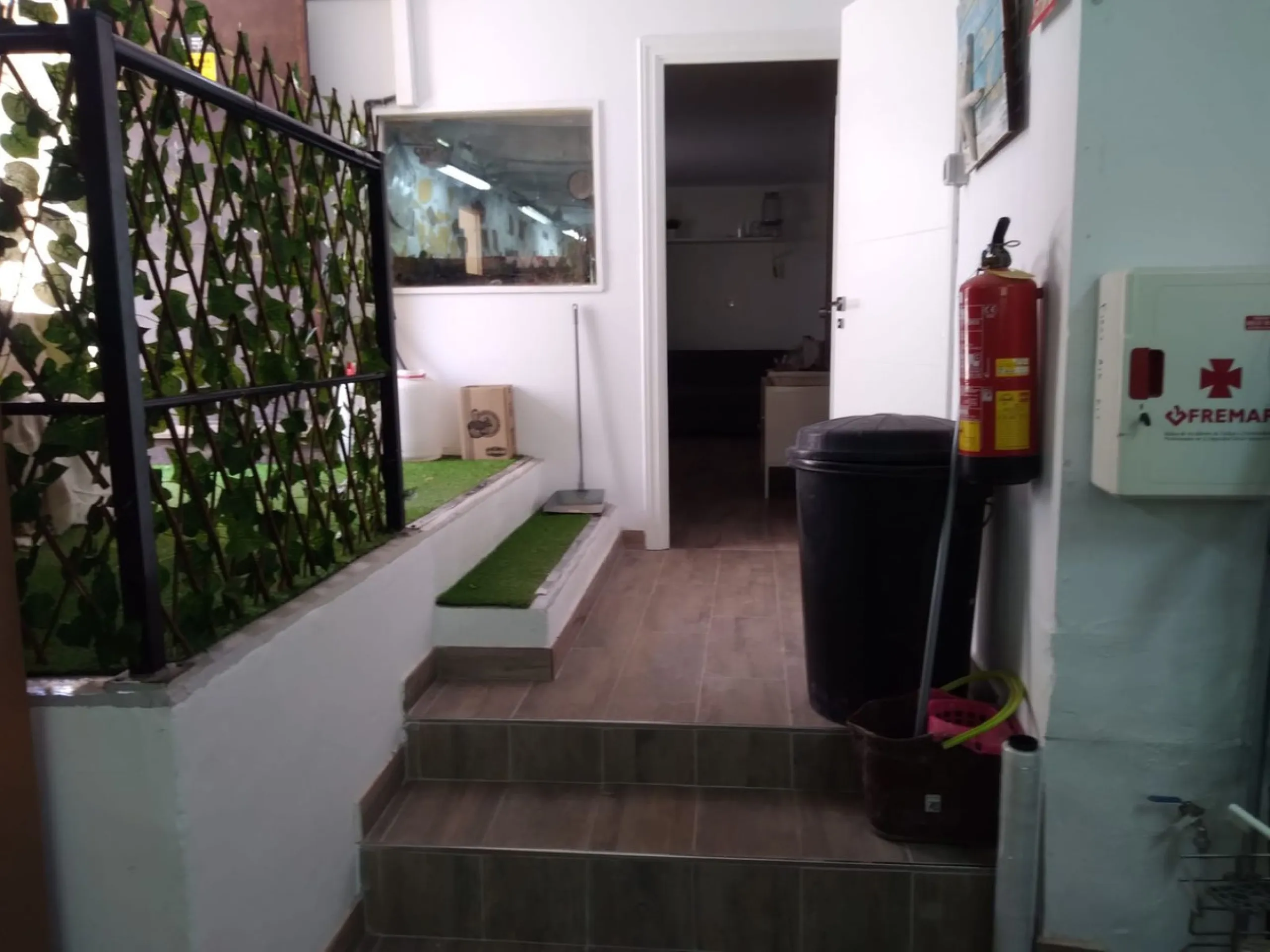 Nice bright Local in Calahonda, 2nd line beach only a few hundred meters from the access to the boardwalk.  This local could  be used as an office, store room,  snack bar, shop .  It was originally used as a bar but presently being rented as a store for W