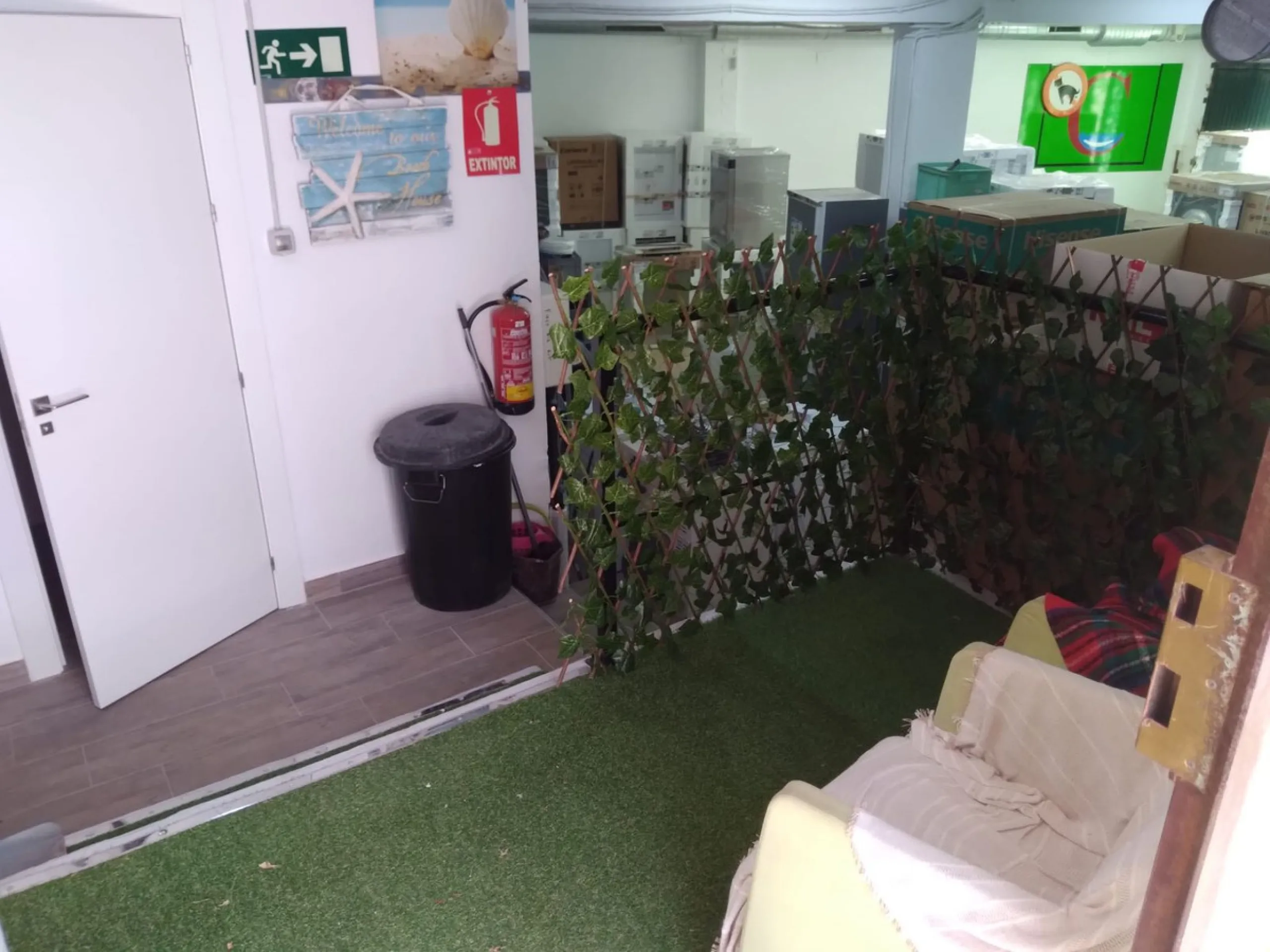 Nice bright Local in Calahonda, 2nd line beach only a few hundred meters from the access to the boardwalk.  This local could  be used as an office, store room,  snack bar, shop .  It was originally used as a bar but presently being rented as a store for W