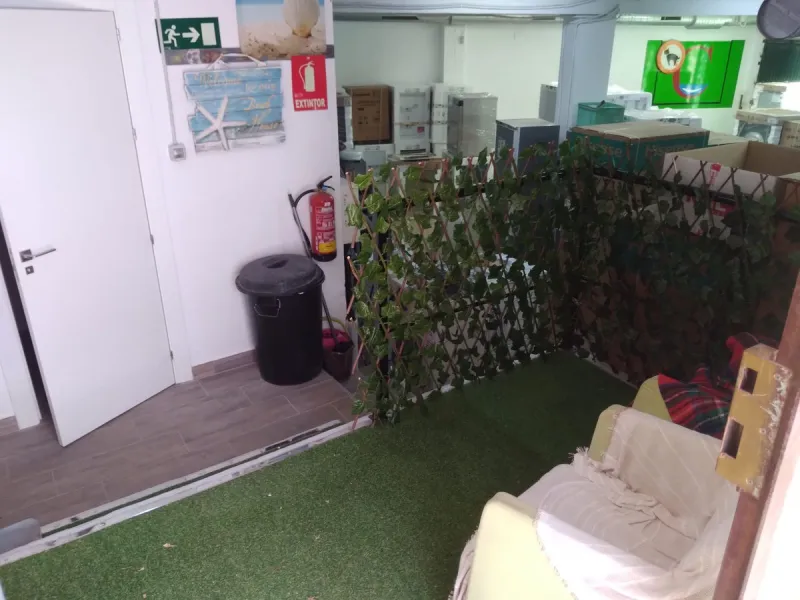 Nice bright Local in Calahonda, 2nd line beach only a few hundred meters from the access to the boardwalk.  This local could  be used as an office, store room,  snack bar, shop .  It was originally used as a bar but presently being rented as a store for W