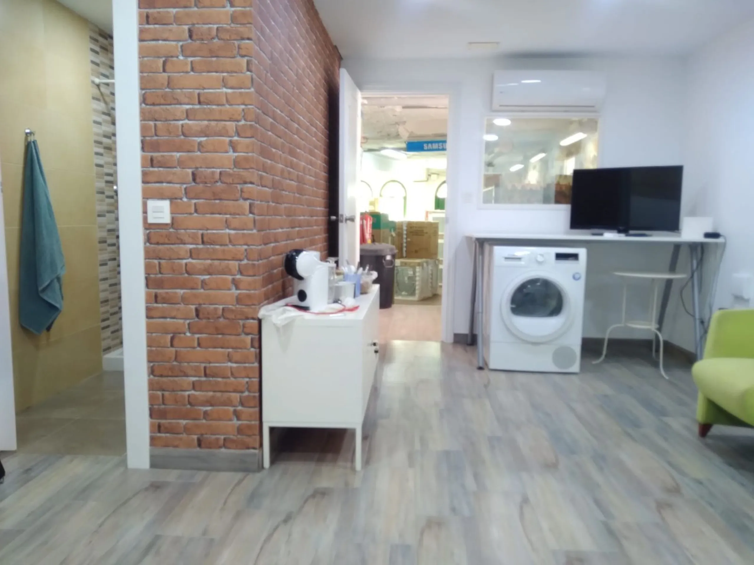 Nice bright Local in Calahonda, 2nd line beach only a few hundred meters from the access to the boardwalk.  This local could  be used as an office, store room,  snack bar, shop .  It was originally used as a bar but presently being rented as a store for W