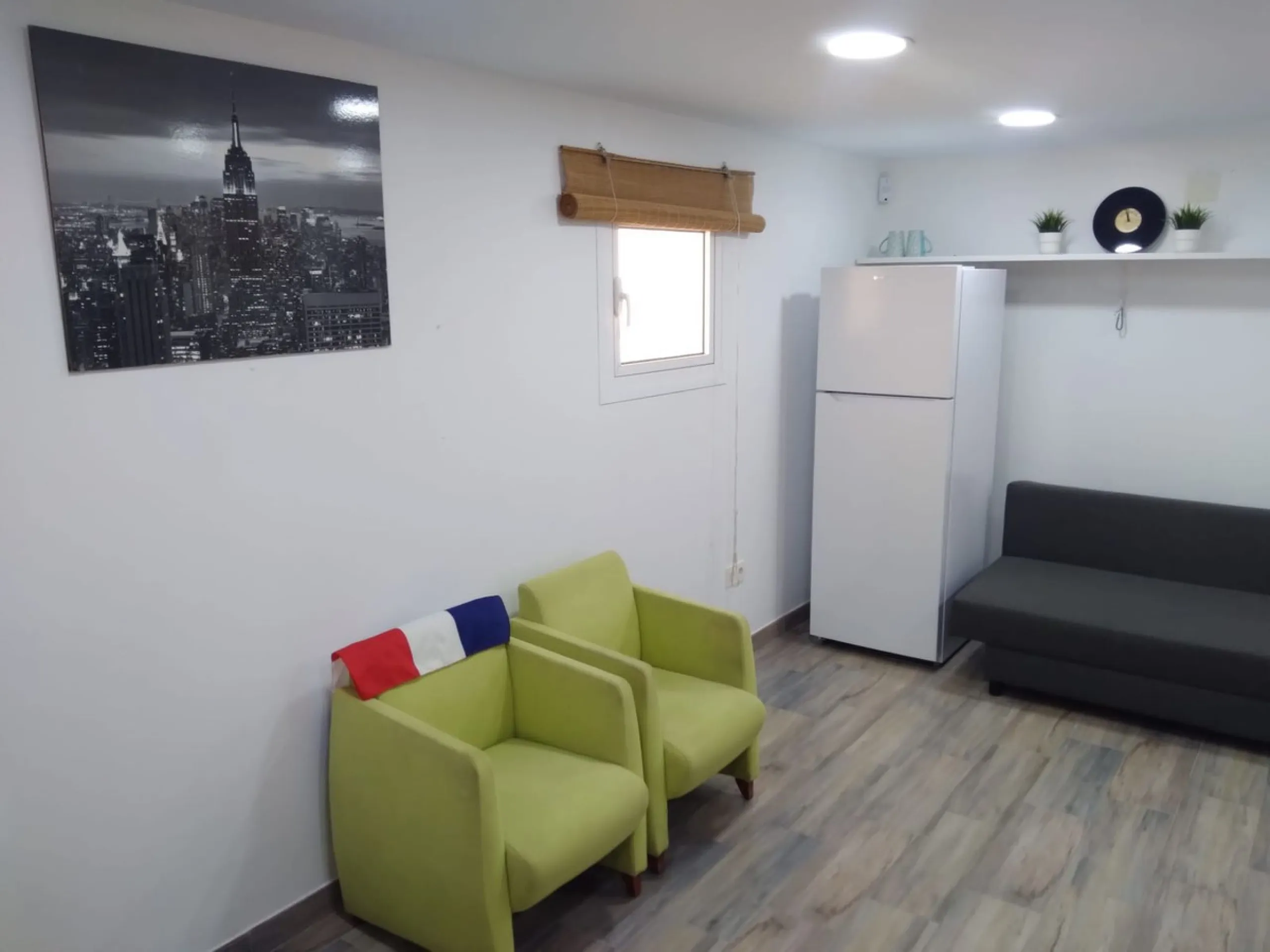Nice bright Local in Calahonda, 2nd line beach only a few hundred meters from the access to the boardwalk.  This local could  be used as an office, store room,  snack bar, shop .  It was originally used as a bar but presently being rented as a store for W