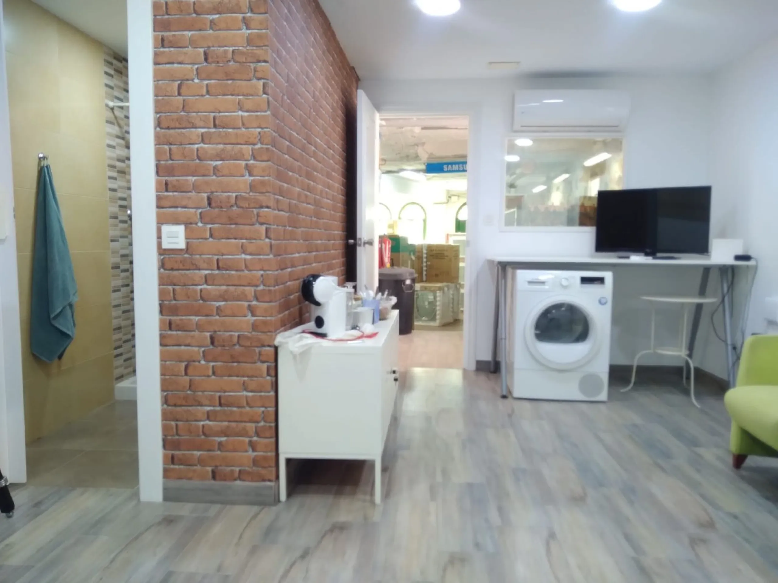 Nice bright Local in Calahonda, 2nd line beach only a few hundred meters from the access to the boardwalk.  This local could  be used as an office, store room,  snack bar, shop .  It was originally used as a bar but presently being rented as a store for W