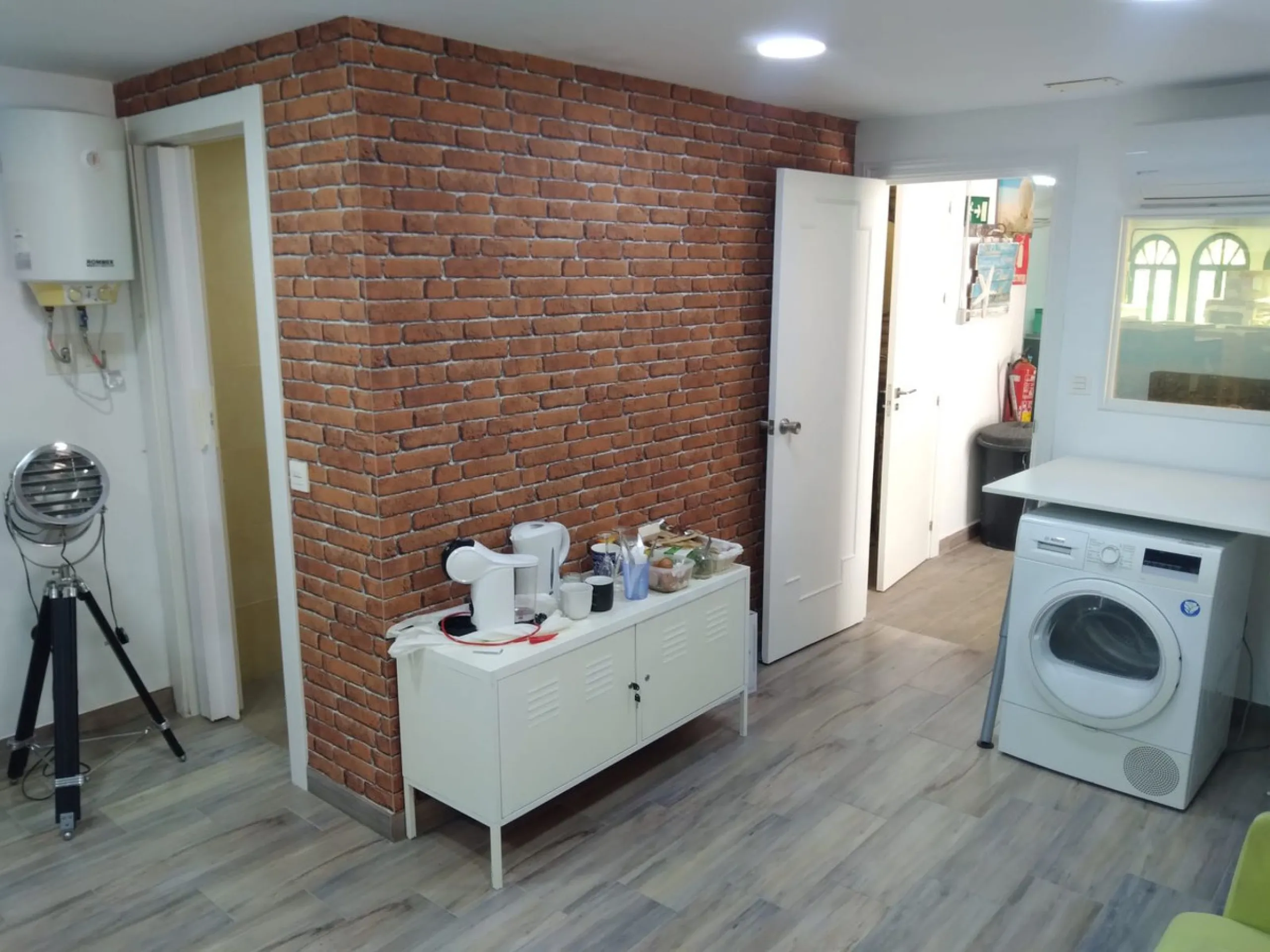 Nice bright Local in Calahonda, 2nd line beach only a few hundred meters from the access to the boardwalk.  This local could  be used as an office, store room,  snack bar, shop .  It was originally used as a bar but presently being rented as a store for W