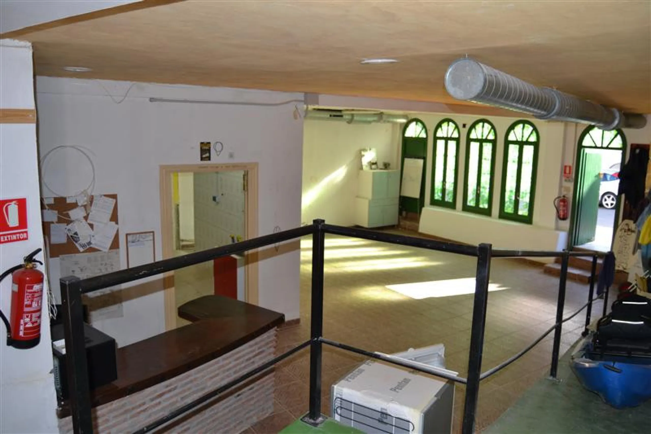 Nice bright Local in Calahonda, 2nd line beach only a few hundred meters from the access to the boardwalk.  This local could  be used as an office, store room,  snack bar, shop .  It was originally used as a bar but presently being rented as a store for W