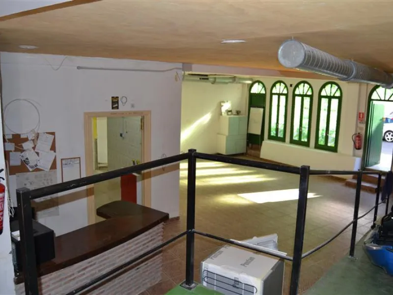 Nice bright Local in Calahonda, 2nd line beach only a few hundred meters from the access to the boardwalk.  This local could  be used as an office, store room,  snack bar, shop .  It was originally used as a bar but presently being rented as a store for W