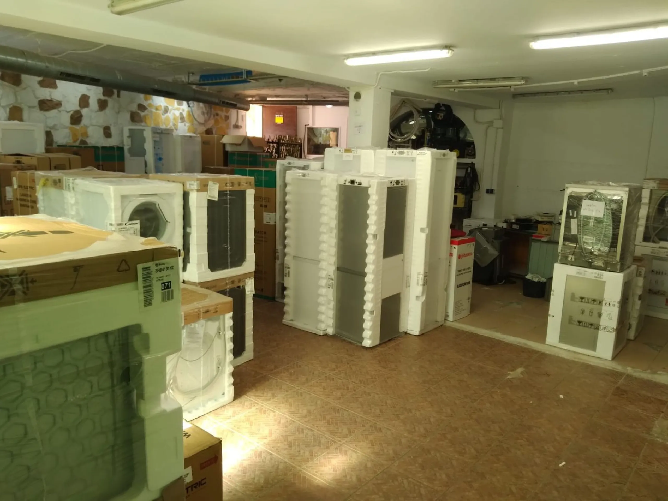 Nice bright Local in Calahonda, 2nd line beach only a few hundred meters from the access to the boardwalk.  This local could  be used as an office, store room,  snack bar, shop .  It was originally used as a bar but presently being rented as a store for W