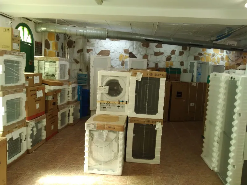 Nice bright Local in Calahonda, 2nd line beach only a few hundred meters from the access to the boardwalk.  This local could  be used as an office, store room,  snack bar, shop .  It was originally used as a bar but presently being rented as a store for W