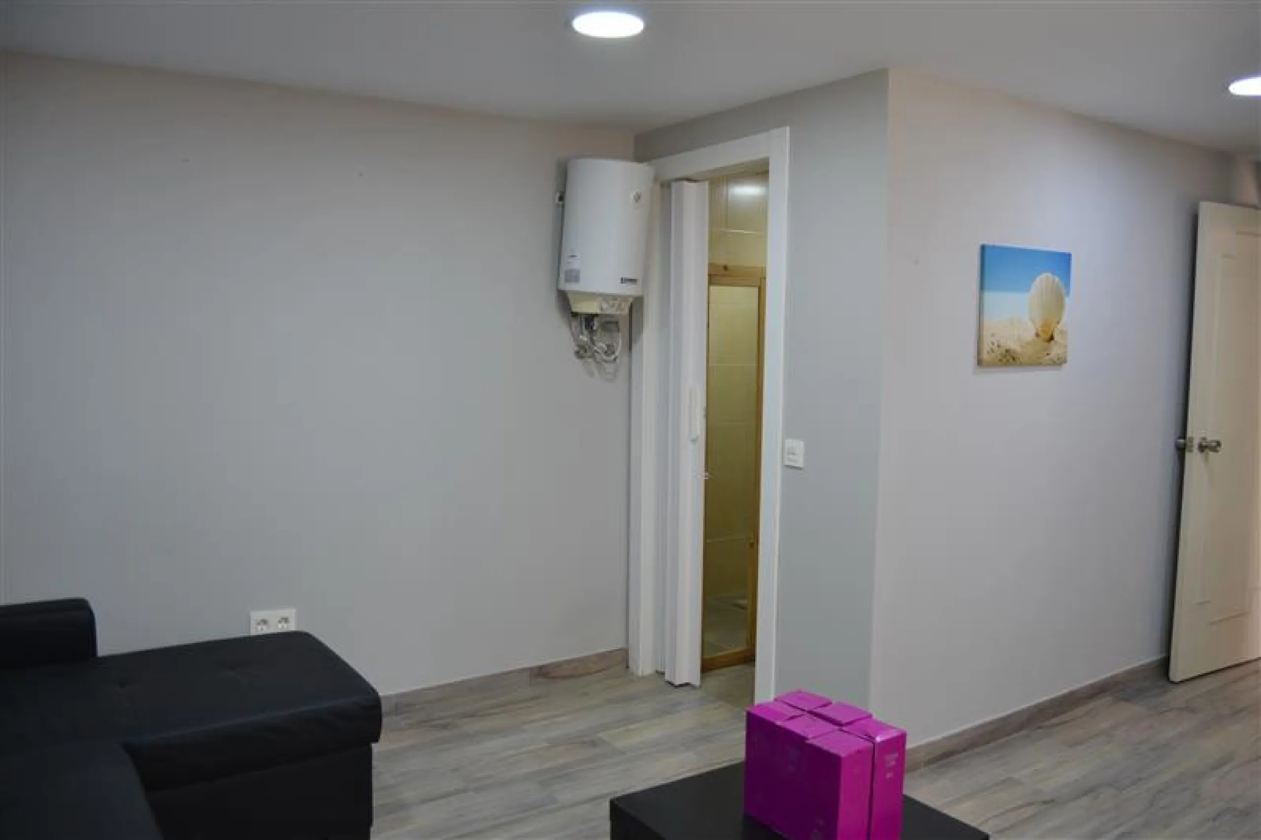 Nice bright Local in Calahonda, 2nd line beach only a few hundred meters from the access to the boardwalk.  This local could  be used as an office, store room,  snack bar, shop .  It was originally used as a bar but presently being rented as a store for W