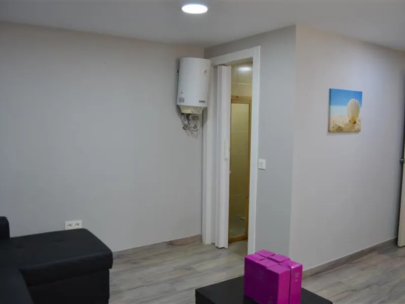 Nice bright Local in Calahonda, 2nd line beach only a few hundred meters from the access to the boardwalk.  This local could  be used as an office, store room,  snack bar, shop .  It was originally used as a bar but presently being rented as a store for W