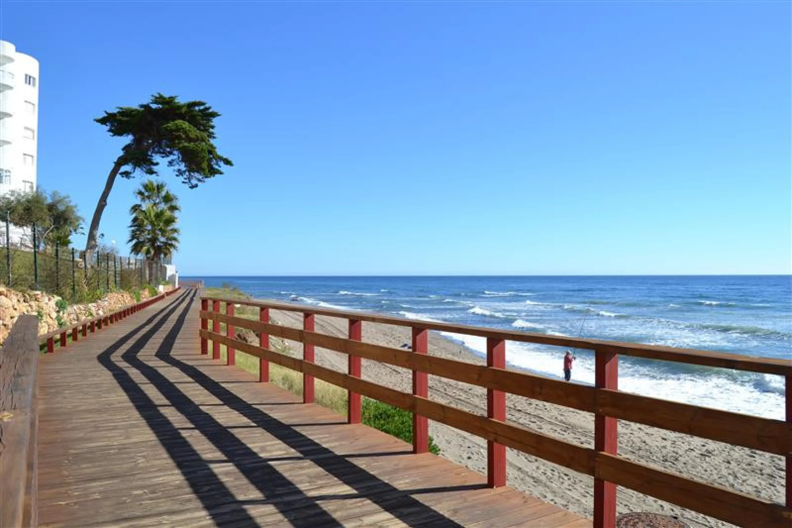 Nice bright Local in Calahonda, 2nd line beach only a few hundred meters from the access to the boardwalk.  This local could  be used as an office, store room,  snack bar, shop .  It was originally used as a bar but presently being rented as a store for W