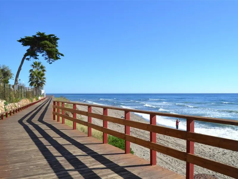 Nice bright Local in Calahonda, 2nd line beach only a few hundred meters from the access to the boardwalk.  This local could  be used as an office, store room,  snack bar, shop .  It was originally used as a bar but presently being rented as a store for W