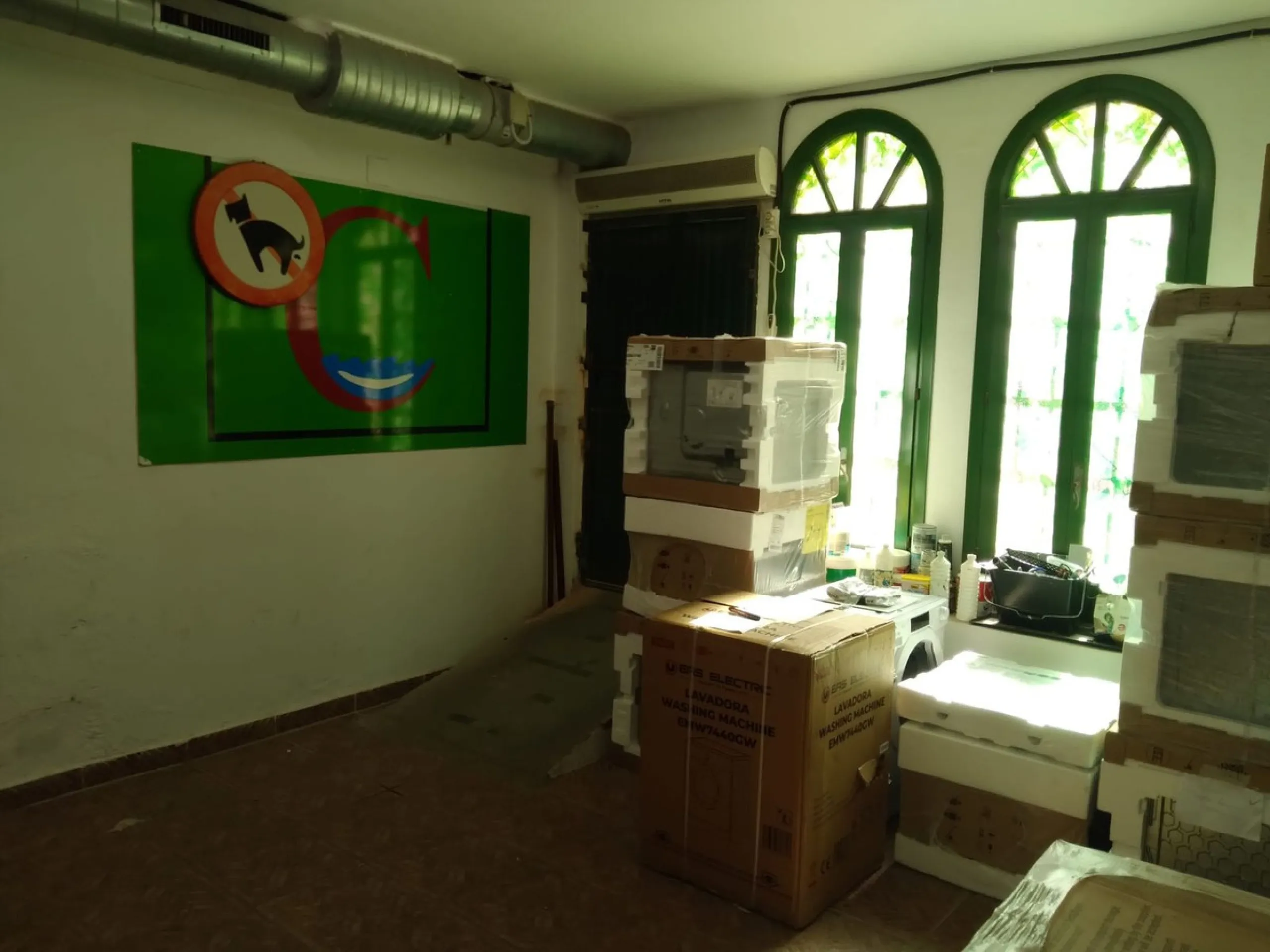 Nice bright Local in Calahonda, 2nd line beach only a few hundred meters from the access to the boardwalk.  This local could  be used as an office, store room,  snack bar, shop .  It was originally used as a bar but presently being rented as a store for W