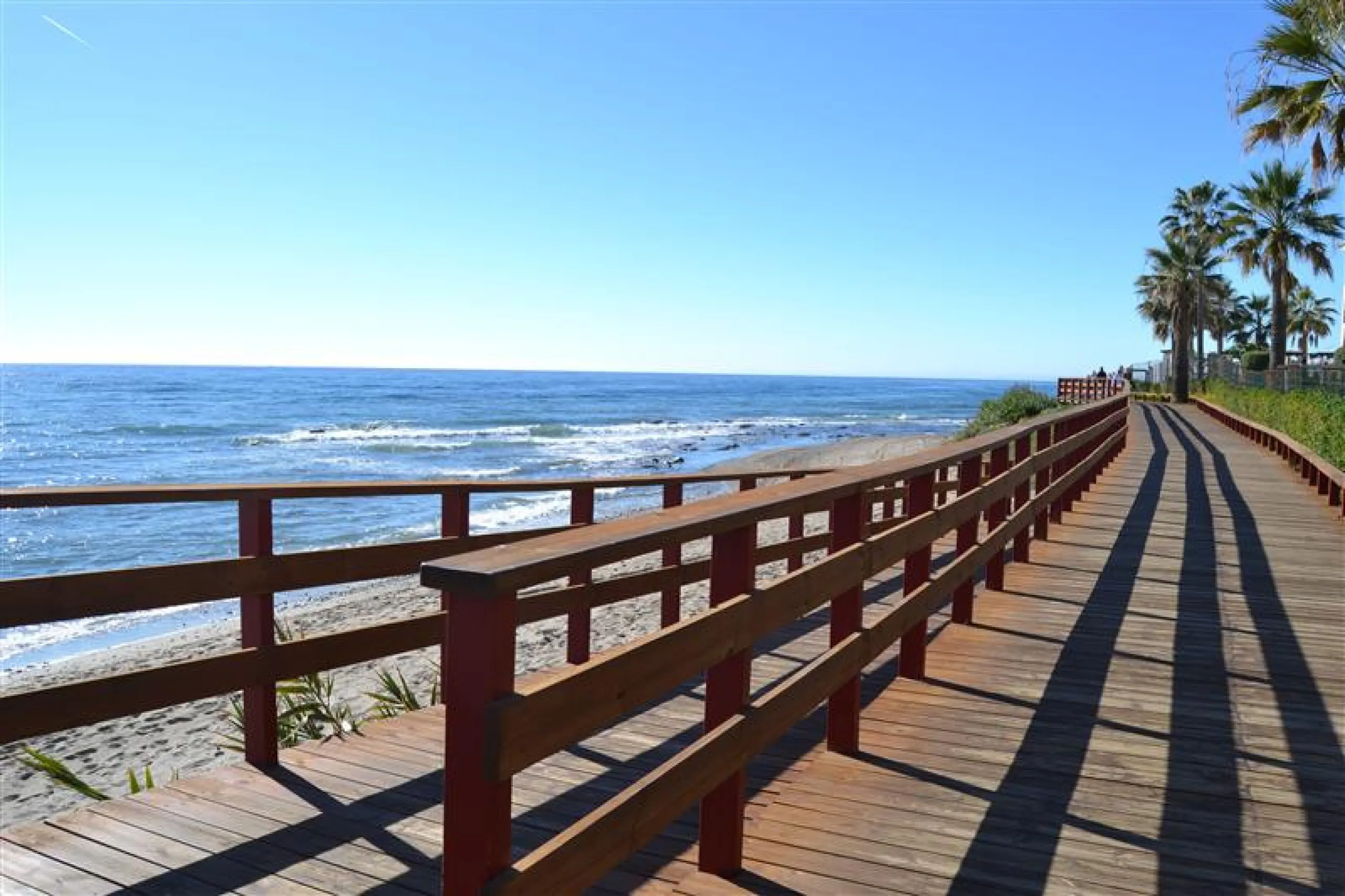Nice bright Local in Calahonda, 2nd line beach only a few hundred meters from the access to the boardwalk.  This local could  be used as an office, store room,  snack bar, shop .  It was originally used as a bar but presently being rented as a store for W