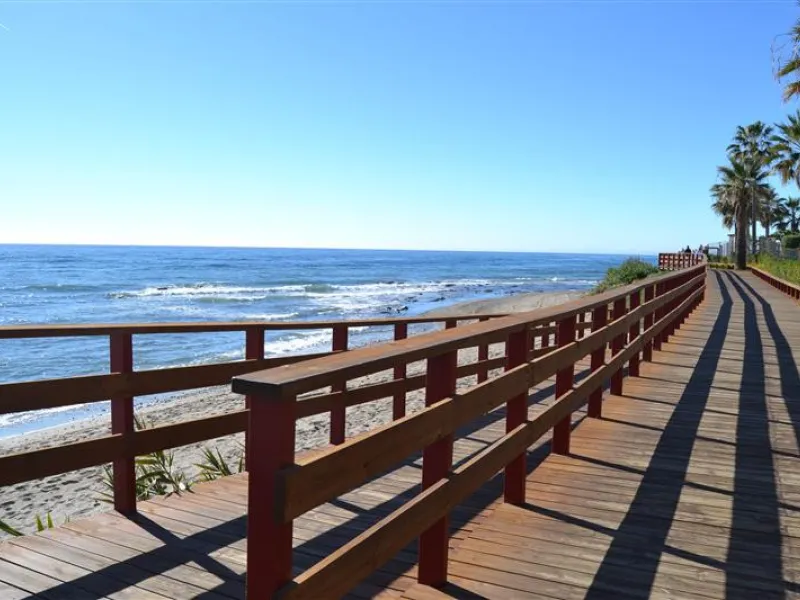 Nice bright Local in Calahonda, 2nd line beach only a few hundred meters from the access to the boardwalk.  This local could  be used as an office, store room,  snack bar, shop .  It was originally used as a bar but presently being rented as a store for W
