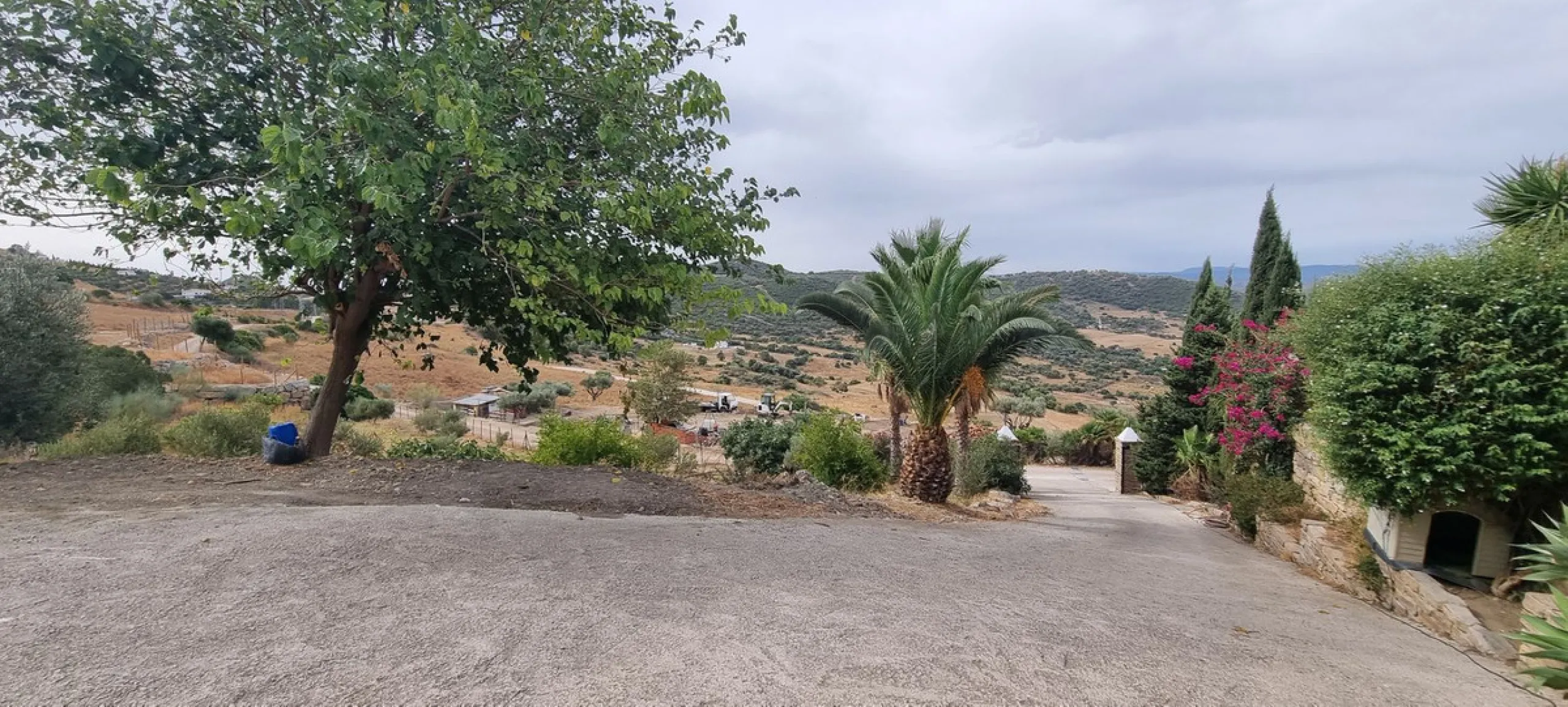 Great finca with three bedrooms, two bathrooms, lots of land and private pool. Just on the entrance of Casares village, no difficult roads, easy access, great quiet location and it has the most spectacular views that you will be able to find. There are 3 